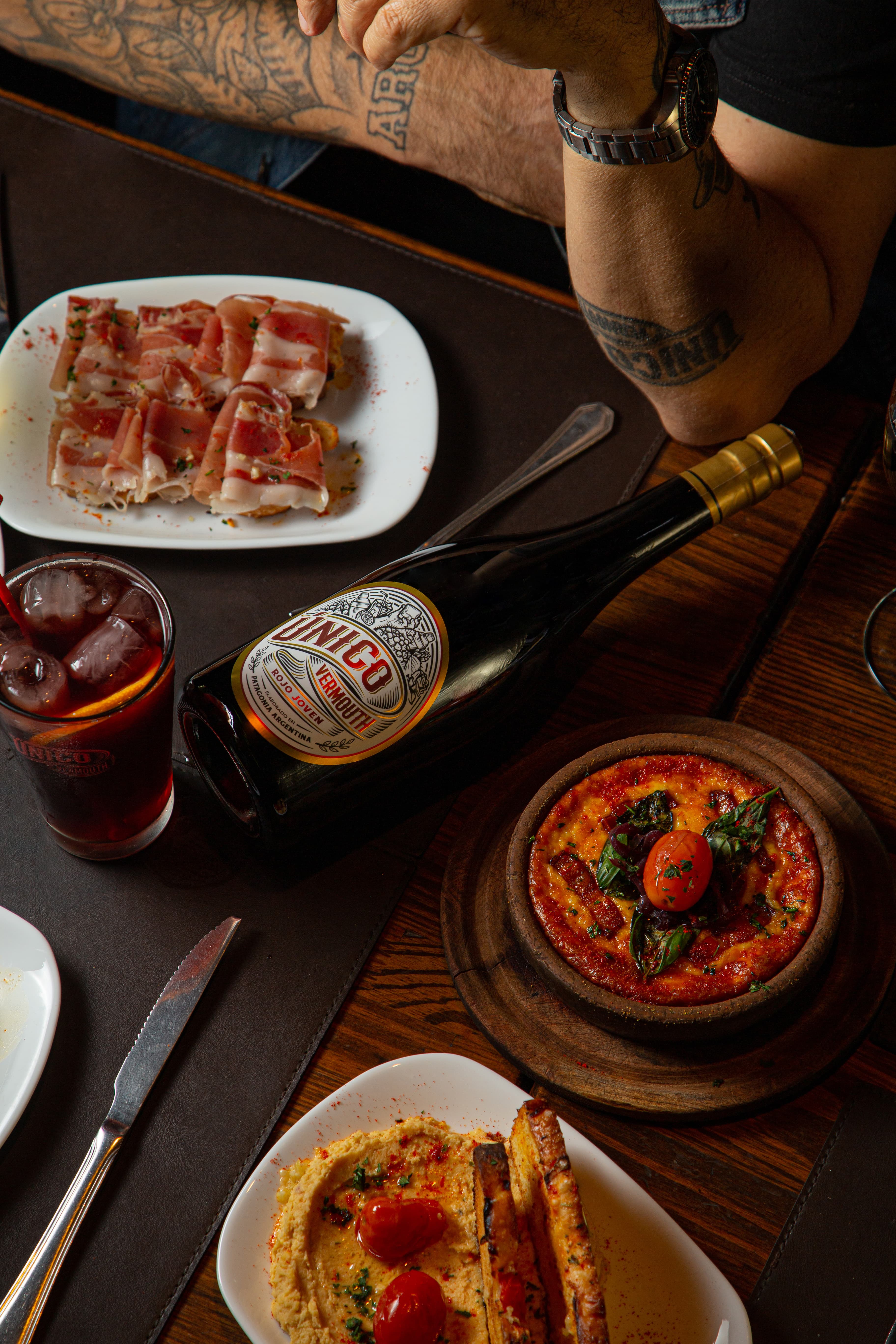 Único Vermouth en la mesa — picada y cóctel