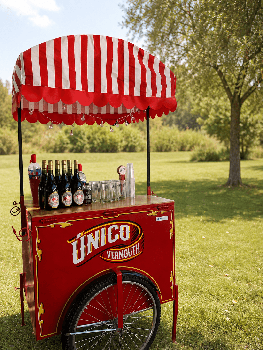 El carrito de Único Vermouth sirviendo sus variantes en un evento
