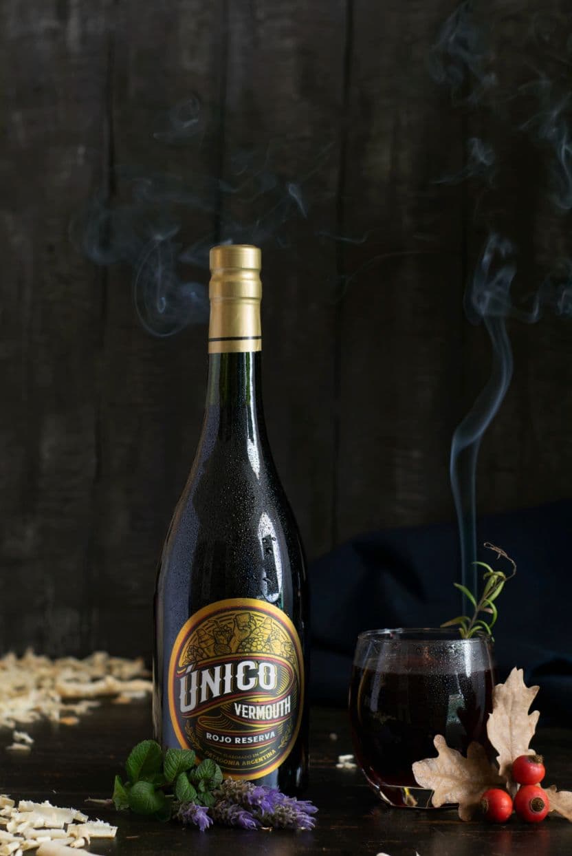 Botella de Único Vermouth sobre fondo patagónico — historia de la vermutería